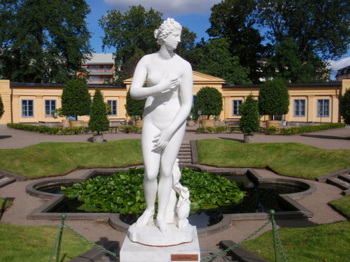 statue of Venus d'Milo with arms.